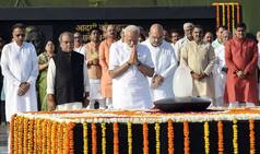 मोदी ने शपथ ग्रहण से पहले बापू-अटल को दी श्रद्धांजलि, देखें वीडियो