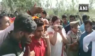 BJP MP Smriti Irani Lends Shoulder to Mortal Remains of Key Aide Shot Dead in Amethi