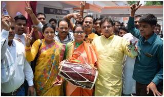 बिहार में भाजपा, जदयू में जीत पर जश्न, अबीर-गुलाल लगाकर दे रहे एक-दूसरे को बधाइयां