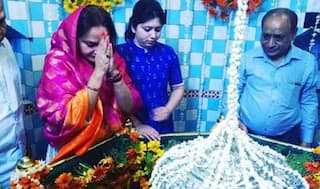चुनाव परिणाम से पहले बाबा की दर पर पहुंचीं जया प्रदा, देखें VIDEO