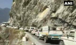 चार धाम यात्रा के दौरान उत्तराखंड में लगा लंबा जाम,सैलानी हो रहे परेशान ...