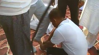 यूपी के मंत्री की हनकः सरकारी अधिकारी से पहनवाया जूता, विवाद पर कहा- इसमें बुरा क्या है