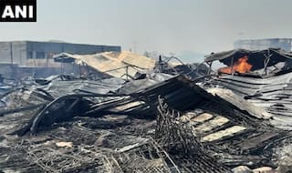 दिल्ली के फर्नीचर मार्केट में लगी आग, मेट्रो सेवा बाधित