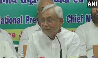 मुजफ्फरपुर में बच्चों की मौत के खिलाफ बिहार भवन के बाहर प्रदर्शन, नीतीश से इस्तीफा मांगा