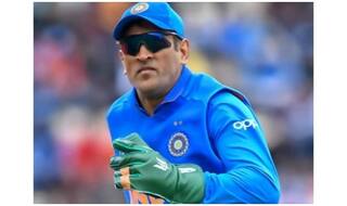 मैच के दौरान धोनी के ग्लव्स पर दिखा कुछ ऐसा निशान, देखें VIDEO