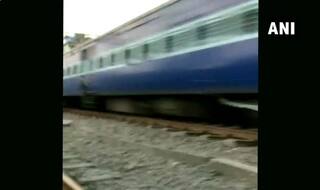 VIDEO:प्‍लेटफार्म-ट्रैक के बीच में फंसा शख्‍स और धड़ाधड़ निकल गई ट्रेन, फिर भी बच गई जान