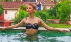 Bigg Boss Contestant Jasleen Matharu Oozes Oomph in Black Bikini as She Takes a Dip in The Pool