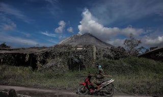 Indonesia Issues Flight Warning as Mount Kerinci Volcano Erupts