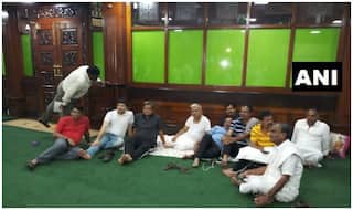 कर्नाटक संकट: राज्‍यपाल ने CM से कहा- 1:30 बजे तक साबित करें बहुमत, विधानसभा में सोए BJP MLA