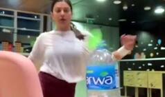 सुष्मिता सेन ने बेटियों और बॉयफ्रेंड संग पूरा किया #BottleCapChallenge, वीडियो शेयर कर लिखा ये ...