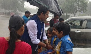 Bhojpuri Star & BJP MP Ravi Kishan Helps School Kids Stranded in Rain Reach Home Safely| See Pics