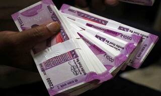 मंदिर का क्लर्क रातोंरात बना करोड़पति, जीती 12 करोड़ की लॉटरी