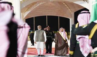 पीएम नरेंद्र मोदी पहुंचे सऊदी अरब, शाह से कई क्षेत्रों में होंगे समझौते