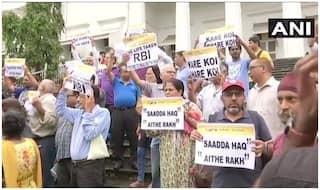 पीएमसी बैंक घोटाला: प्रदर्शन के दौरान कई जमाकर्ता बीमार, 'साडा हक ऐथे रख' के लगाए नारे