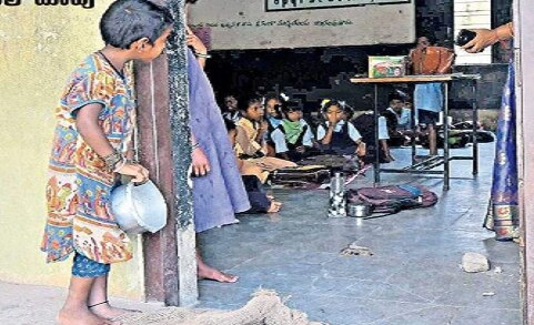 How This Viral Photo of a Hungry Girl Outside a Classroom Got her Admission in The school