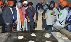 Prince Charles Visits Bangla Sahib Gurdwara on Gurpurab, Tries Flipping Chapatis as Part of Seva