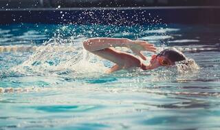 Swimming Health Benefits: जिम जाकर हो गए हैं बोर तो स्विमिंग के जरिए करें वॉटर एक्सरसाइज और खुद को रखें फिट