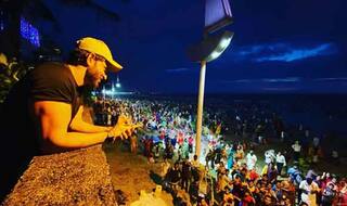 मुंबई के बीच पर छठ पूजा देखने पहुंचे ऋतिक रोशन, ट्वीट कर फैन्स को दी बधाई