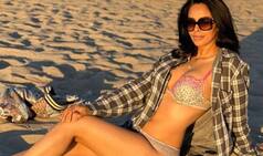 बोल्ड लुक में दिखीं मल्लिका शेरावत, समंदर किनारे बिकनी पहन सेंक रही धूप