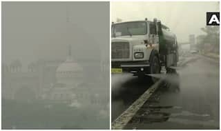 प्रदूषण से घुट रहा दिल्ली का दम: मिट्टी न उड़े इसलिए सड़कों पर पानी का छिड़काव