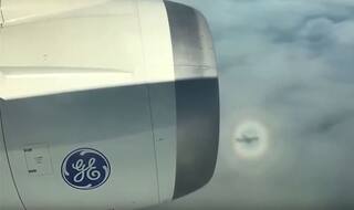 VIDEO: जहाज की खिड़की के बाहर दिख रही चीज आखिर है क्या, एलियन शिप या और कुछ