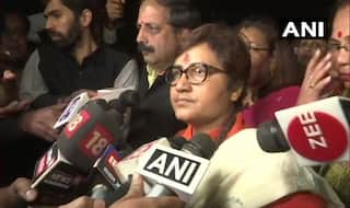 Pragya Thakur Sits on 'Dharna' Outside Bhopal Police Station, Demands FIR Against Congress MLA Over Burn Threats
