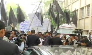 Jadavpur University Students Block Bengal Governor Jagdeep Dhankar's Car, Show Black Flags