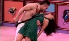 VIDEO बिग बॉस 13: मल्लिका ने लगाया ग्लैमर का तड़का, शर्टलेस आसिम संग किया रोमांटिक डांस