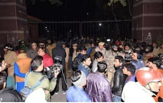 जेएनयू हिंसा: दिल्ली पुलिस ने अज्ञात लोगों के खिलाफ दर्ज की FIR