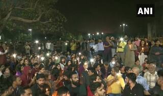 JNU की घटना को लेकर AMU में विरोध मार्च, मुंबई में गेटवे ऑफ़ इंडिया पर प्रदर्शन