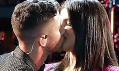 निक जोनास ने रोमांटिक अंदाज में प्रियंका को स्टेज पर किया किस, वायरल वीडियो