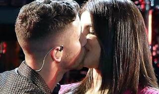 निक जोनास ने रोमांटिक अंदाज में प्रियंका को स्टेज पर किया किस, वायरल वीडियो