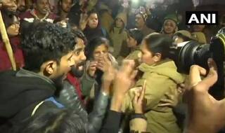 JNU Stir: Woman Protester Bites IPS Officer's Thumb as Cops Try to Stop Students' March