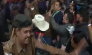 Media Manhandled by Police at Patna Airport While Sharjeel Imam Was Being Taken to Delhi | WATCH