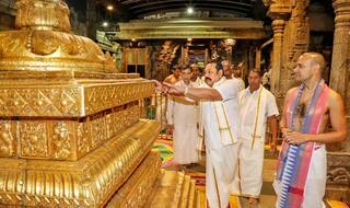 Sri Lankan PM Mahinda Rajapaksa Offers Prayers at Lord Balaji Temple in Tirupati