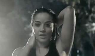 Bhojpuri Sizzler Monalisa Looks Smoking Hot in Black Bikini as She Takes a Dip in The Pool, Video Goes Viral