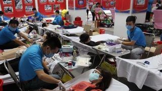 Youths in Vietnam's Ho Chi Minh City Donate Blood for Coronavirus Patients, Win Praise
