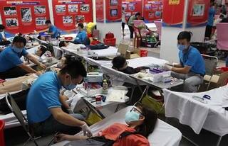 Youths in Vietnam's Ho Chi Minh City Donate Blood for Coronavirus Patients, Win Praise