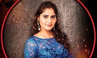 Bigg Boss 13 Grand Finale: Arti Singh Gets Evicted, Her Mother Enters The House to Take Her Outside