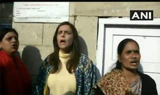 VIDEO: दोषियों को फांसी देने में देरी को लेकर निर्भया के मां-पिता ने कोर्ट के बाहर किया विरोध प्रदर्शन