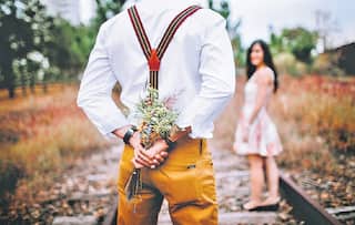 From AAP to Pune Police, Here's How Twitter is Celebrating Propose Day With Memes & Jokes