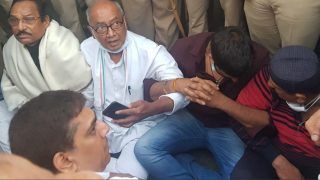 Madhya Pradesh Mayhem: Wearing a Mask, Congress Leader Digvijaya Singh Sits on Dharna Outside Bengaluru Hotel