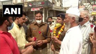 शाहीन बाग के प्रदर्शनकारियों को हटाया तो लोगों ने दिल्‍ली पुलिस के अफसर-कर्मियों को दिए फूल