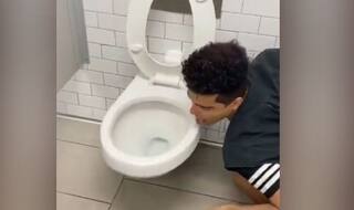 Coronavirus Challenge के नाम पर चाटी टॉयलेट की सीट, अब खुद बन गया कोरोना पेशेंट