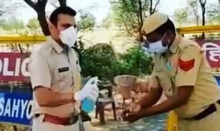 कोरोना वॉरियर्स: गेंदबाजी में जलवा बिखेर चुका ये पूर्व पेसर अब सड़कों पर उतर लोगों से कर रहा घरों में रहने की अपील