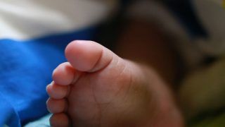 With No Ambulance & Barricades Everywhere, Telangana Woman Delivers Baby on The Street