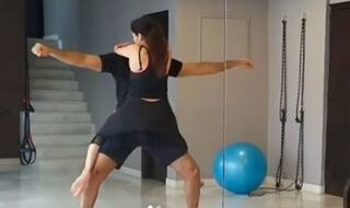 Video: पति के कंधे पर कोआला भालू की तरह चढ़कर एक्सरसाइज करने लगी ये एक्ट्रेस, ऐसा वर्कआउट पहले नहीं देखा होगा!