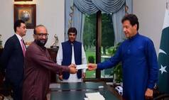 PAK PM इमरान खान कोरोना की जद में, चेक सौंपने वाला शख्स निकला कोविड-19 पॉजिटिव