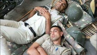 Big Salute! Twitterati's Hearts Melt Over Viral Picture of Two Cops Sleeping on Ground After Hectic Duty Amid COVID-19 Lockdown