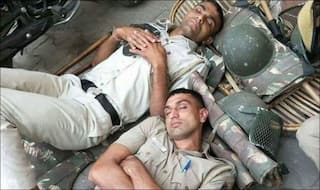 Big Salute! Twitterati's Hearts Melt Over Viral Pic of Cops Sleeping on Ground After Hectic Duty Amid Lockdown